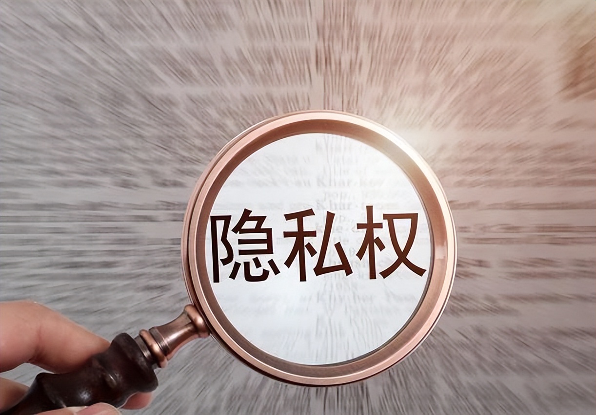 女子称酒店浴室出现裸男，裸男持手机待了8分钟，法律如何判？