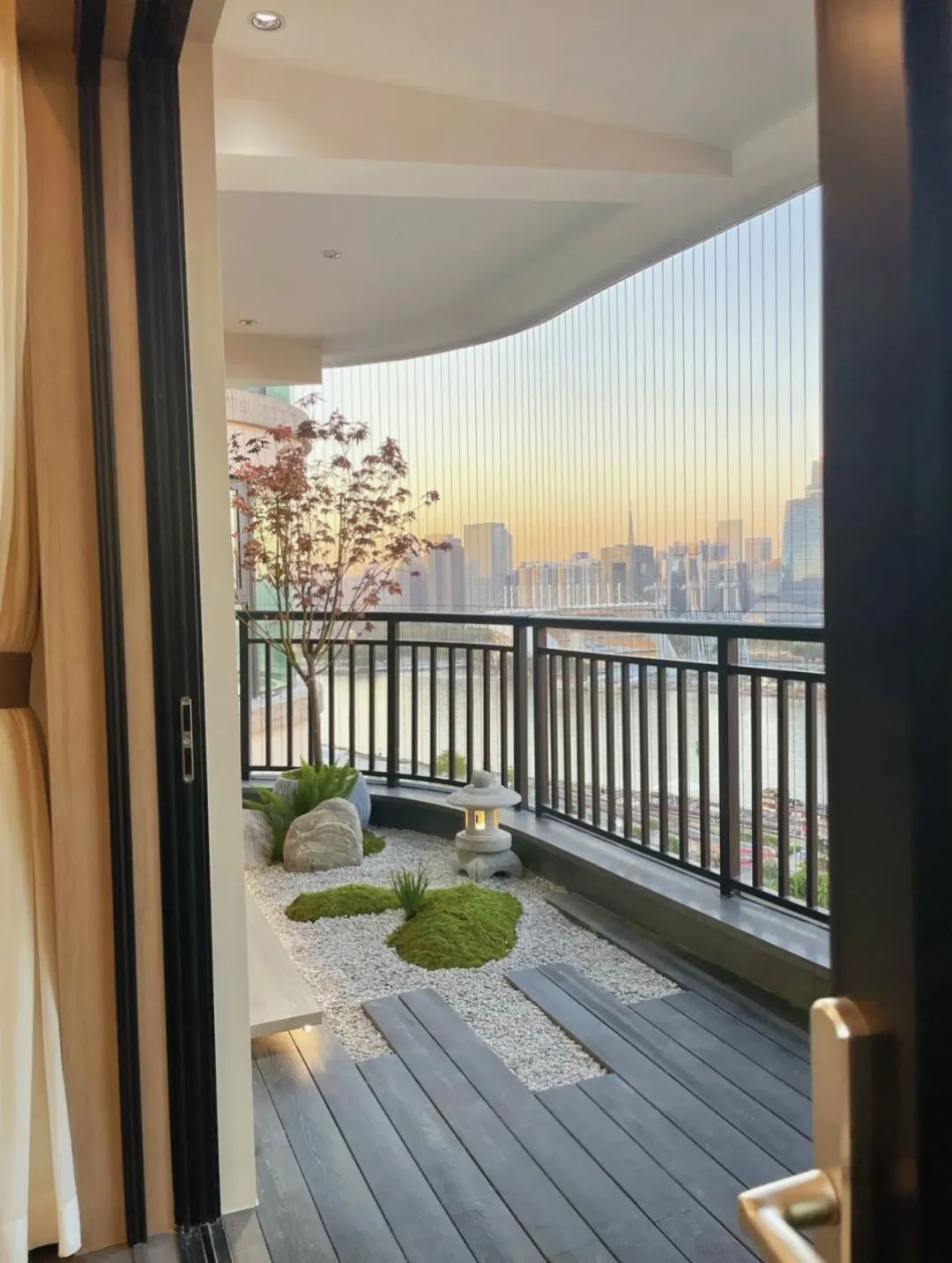 阳台用瓷砖好还是防腐木好,阳台地面铺防腐木好还是地砖好