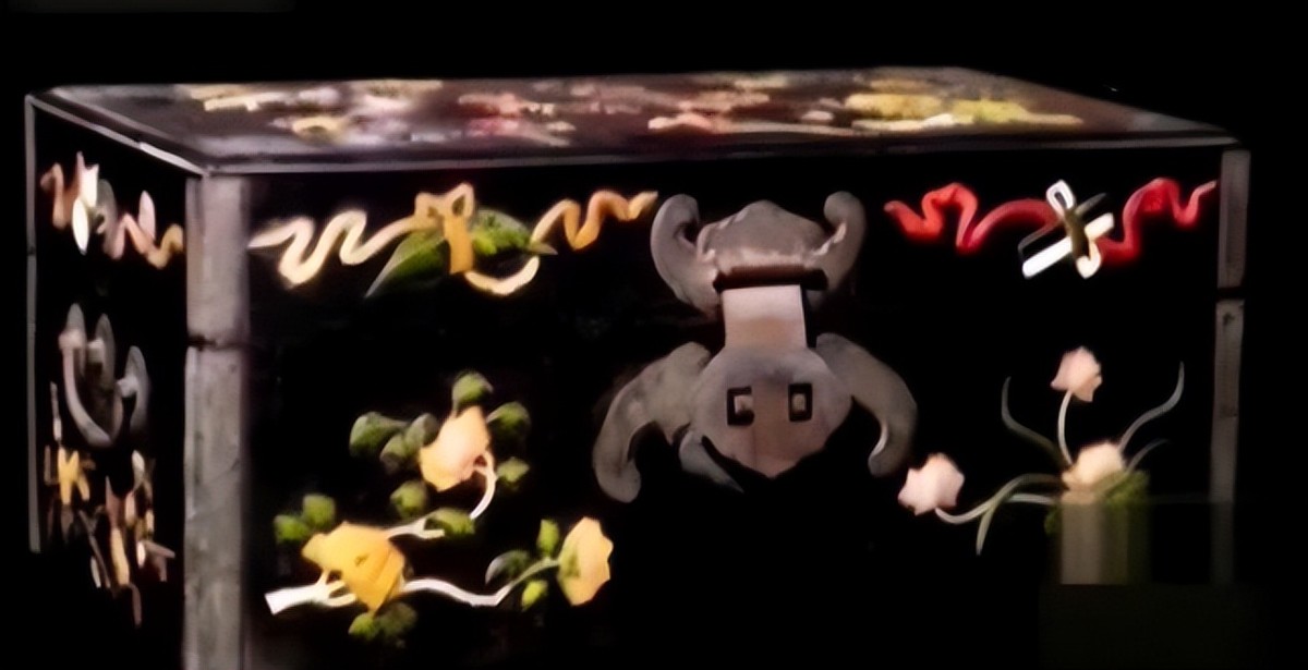 5万买的木盒看似寻常，打开后专家断言：里面的东西值1000万