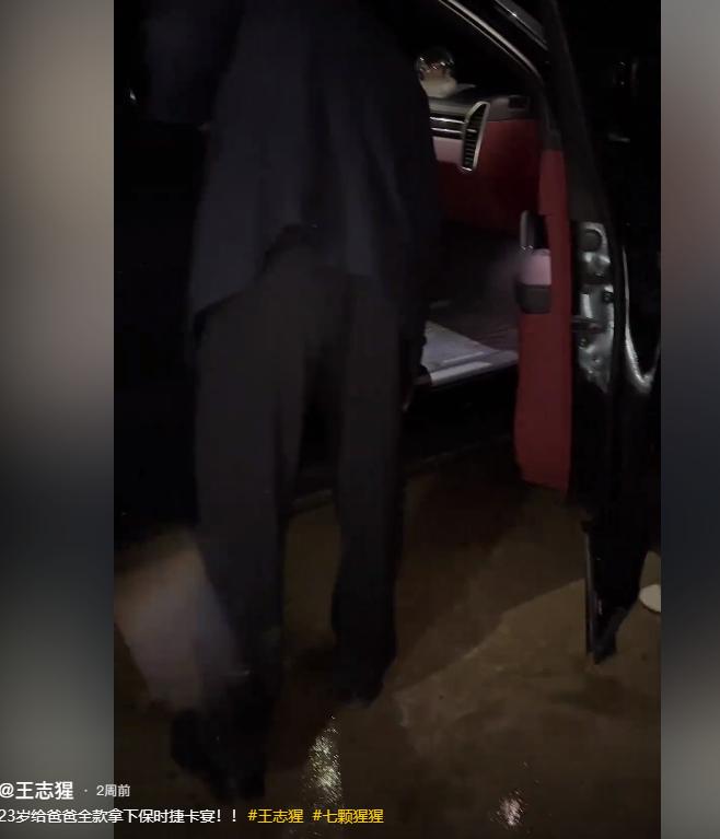 网红七颗猩猩轻松月入七十万,七颗猩猩保时捷