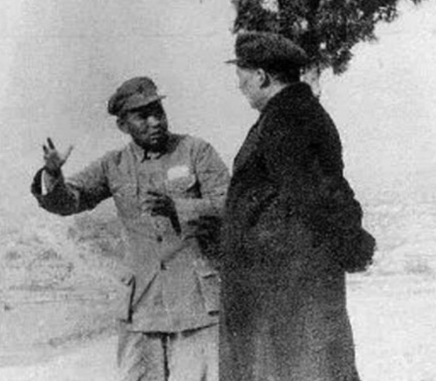 52年毛主席游孔林，突听“砰”一声响，他问孔子后人：这常打枪吗