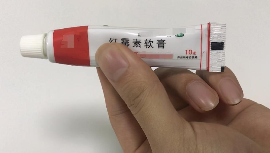 用红霉素软膏皮肤会变黑吗,用红霉素软膏擦一擦就好了