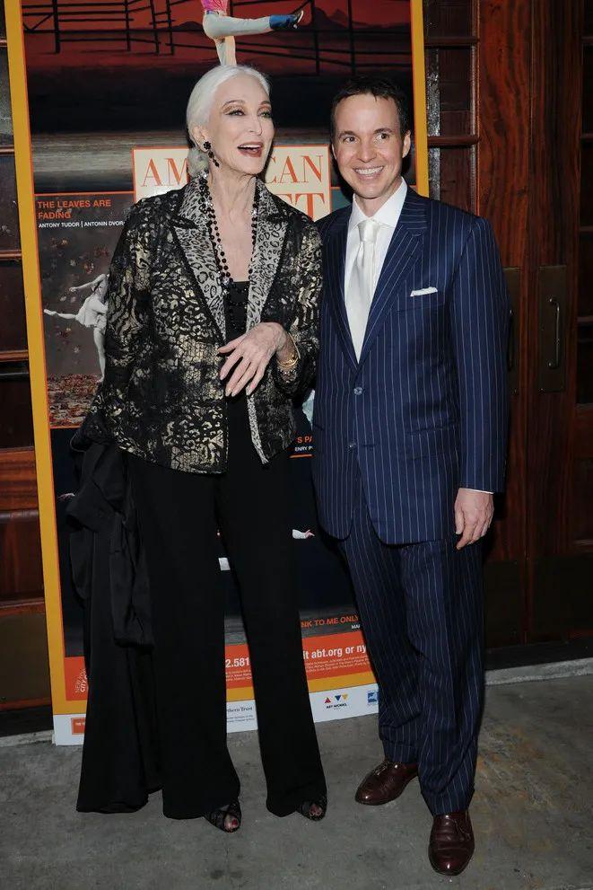 超模卡门年龄,92岁超模卡门潇洒优雅的代名词