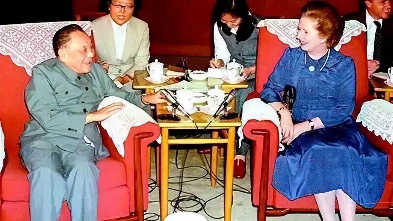 1982年，*小平邓**在谈判桌上对撒切尔霸气表态，撒切尔：残酷