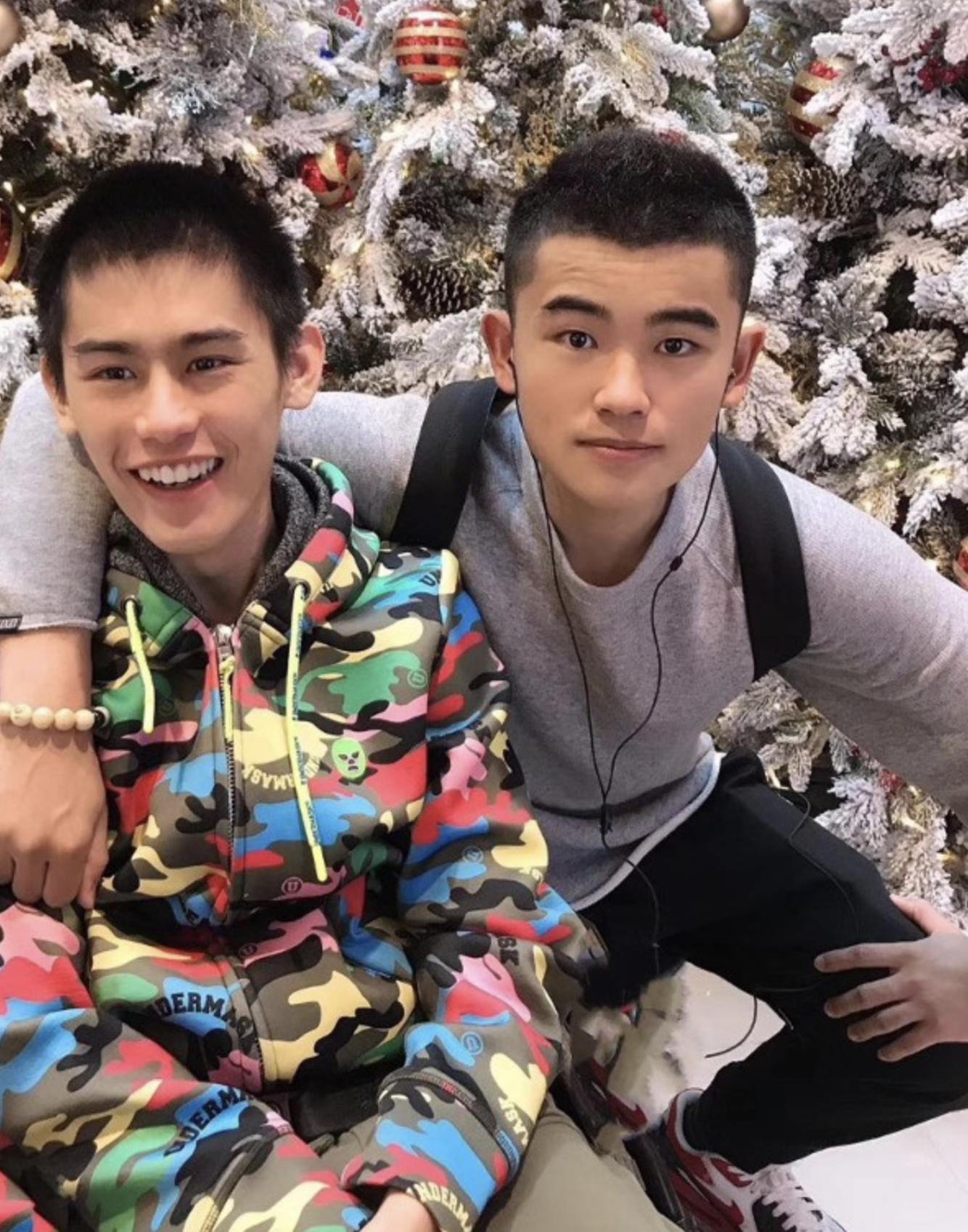 黄一山毕业照,港星黄一山携妻子去北大看儿子