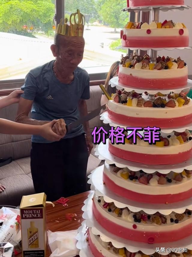 一个10层大蛋糕引起争议，广东老人生日孩子送来蛋糕，大可不必？