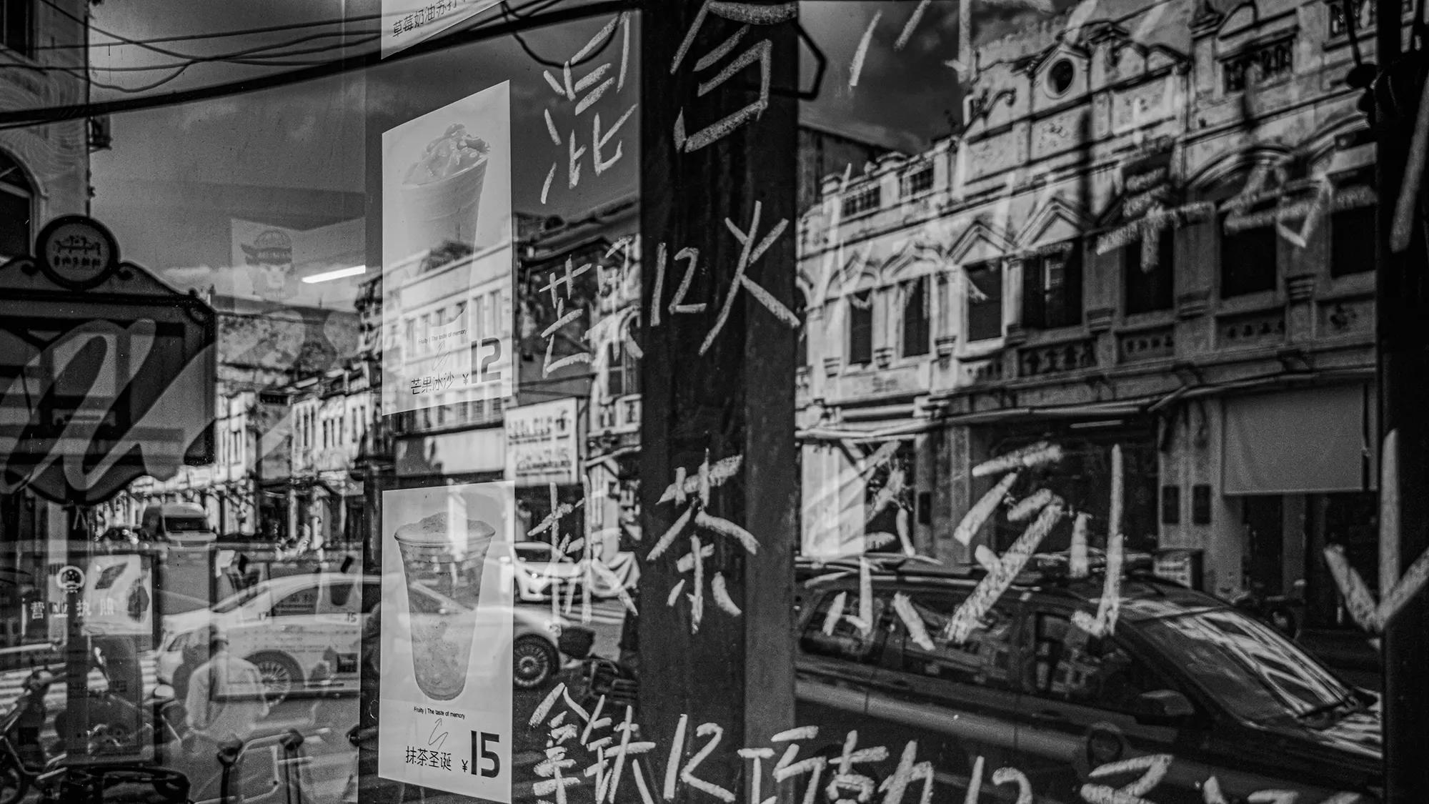 老巷的橱窗,橱窗里的街景