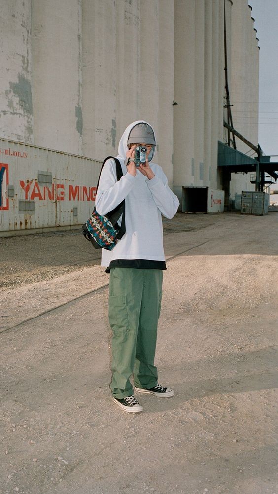 今年流行军绿色裤子吗,军绿色裤子夏天穿如何