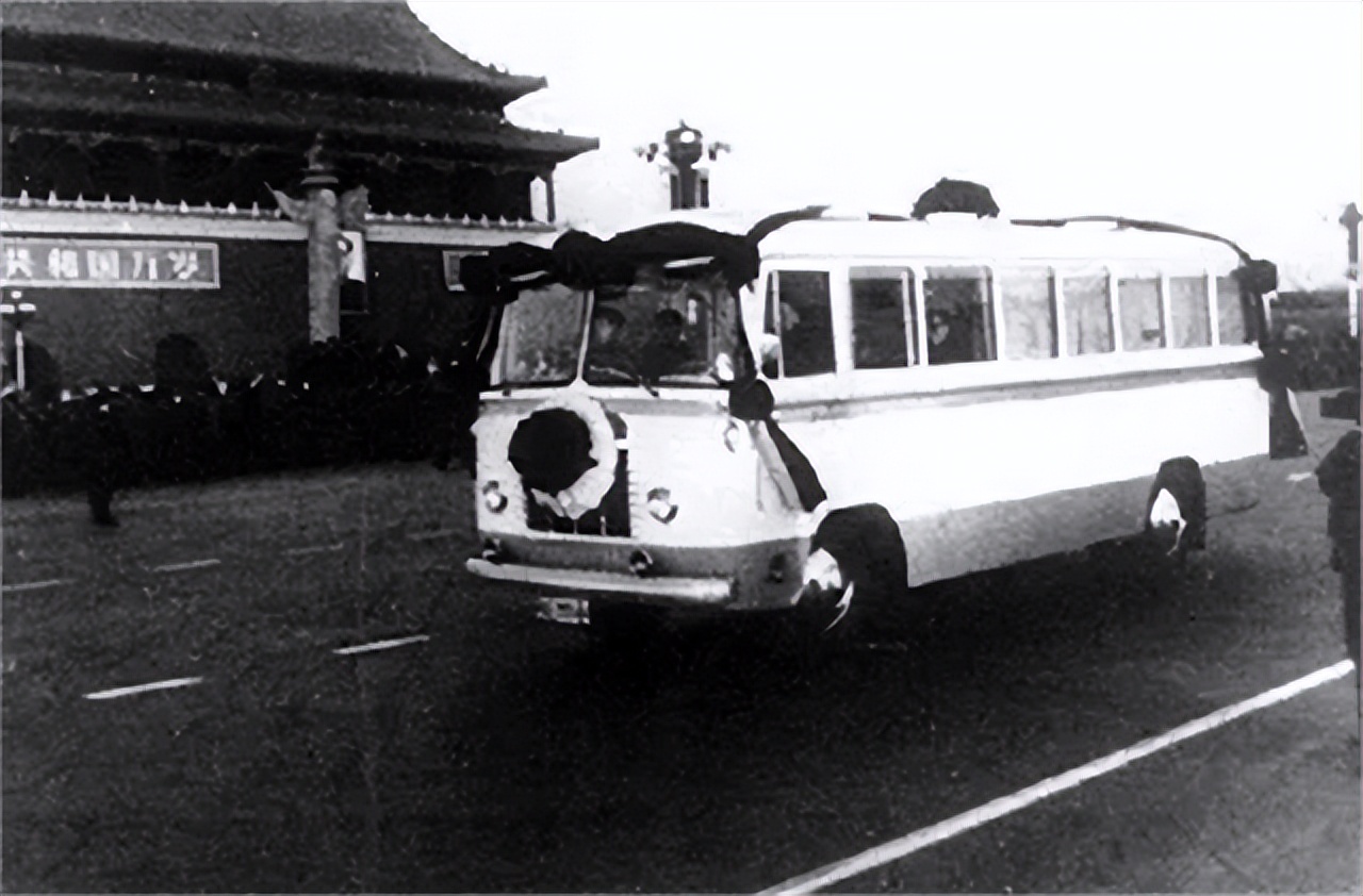 *颖超邓**去世，聂帅女儿聂力哭着扑向骨灰盒：邓妈妈再让我吻你一次