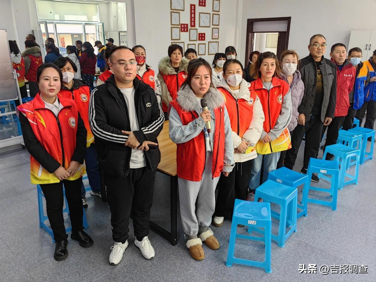 社区学雷锋志愿服务活动简报,传承雷锋精神志愿者爱心献社区