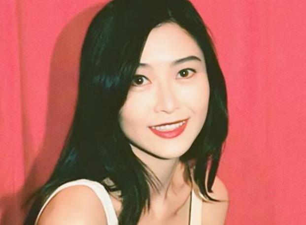 “性感女神”一脱成名，全裸出镜混成影后，玩够了嫁豪门生活幸福