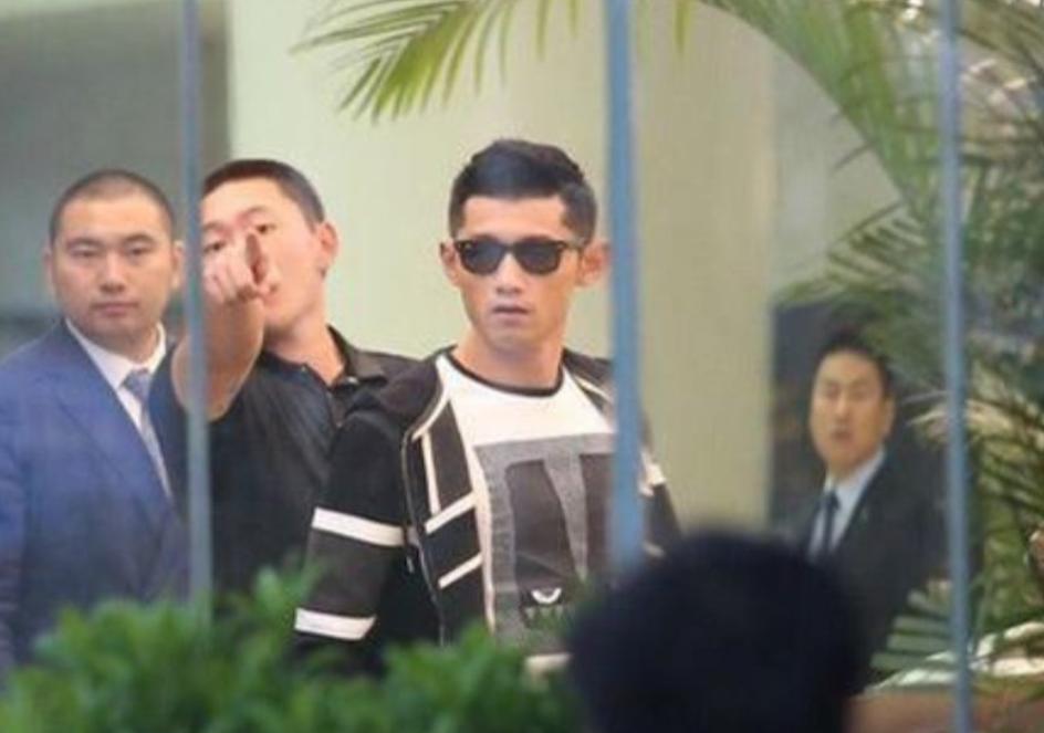 张继科真会玩，和女星、网红约炮还不够，在澳门嫖娼找外围人付钱