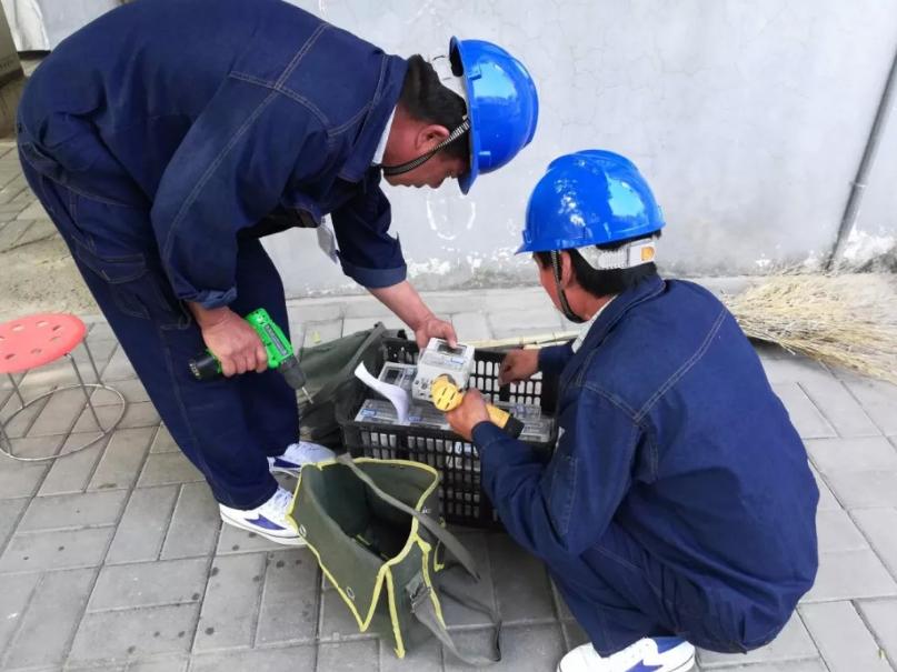 家里电费一个月两千块钱电表问题,居民换新电表一个月电费好几万