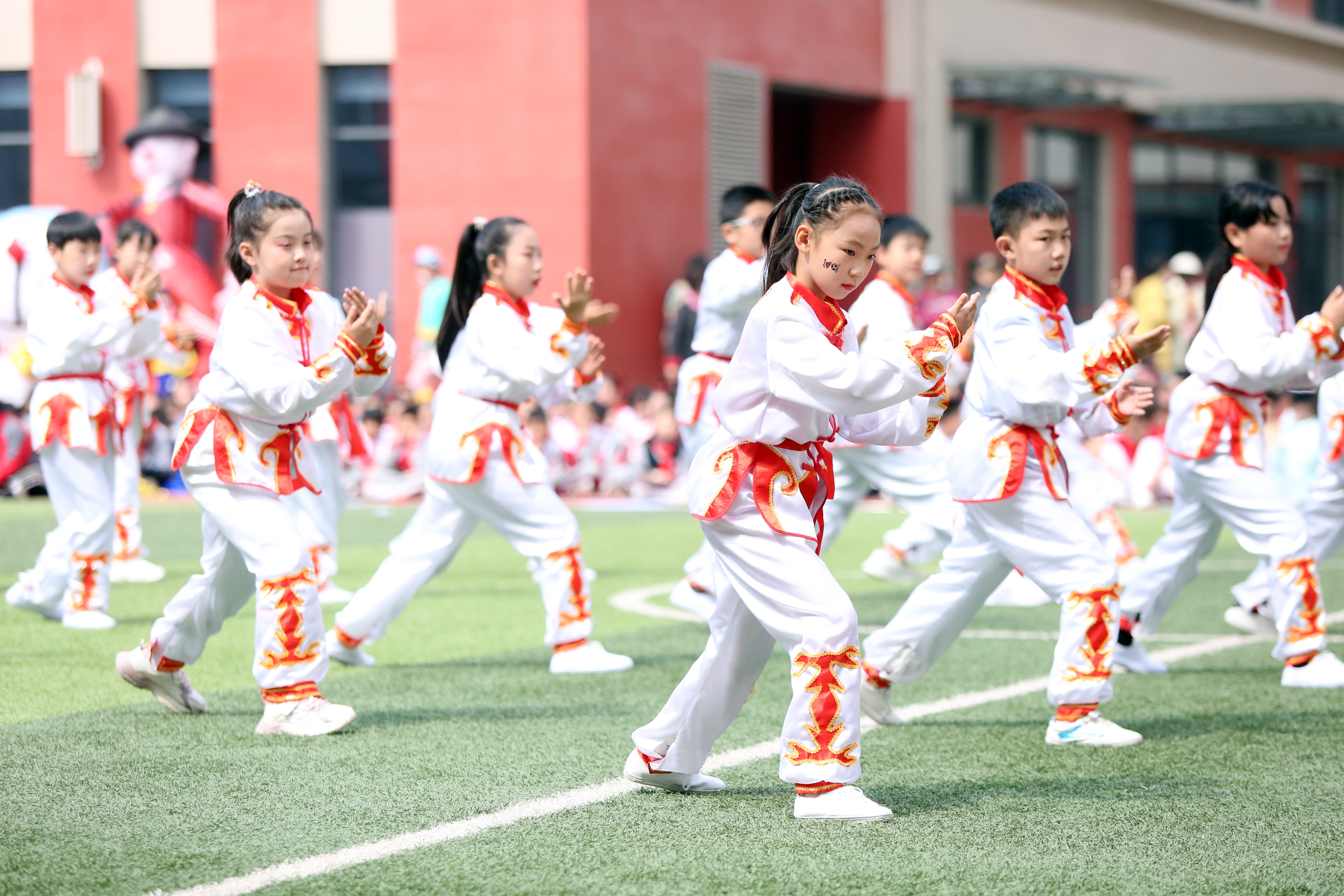 斗争精神迎挑战奋进拼搏创未来——迎泽区双东小学举行春季运动会
