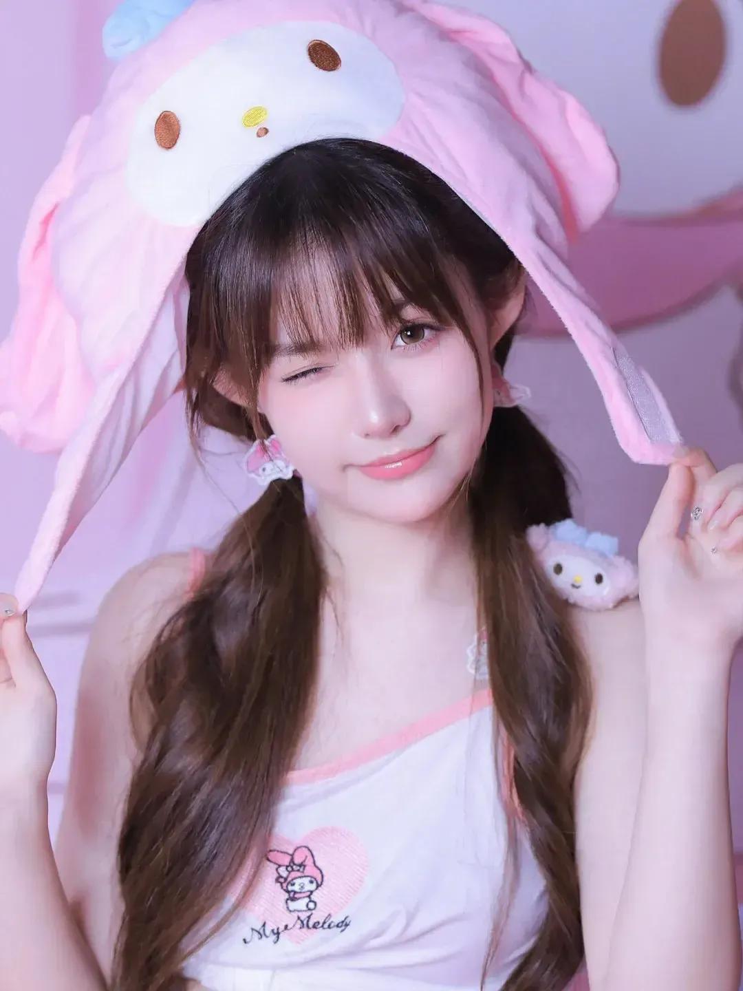 赞美女人美丽动人的诗句,形容女子妆容美丽的诗句