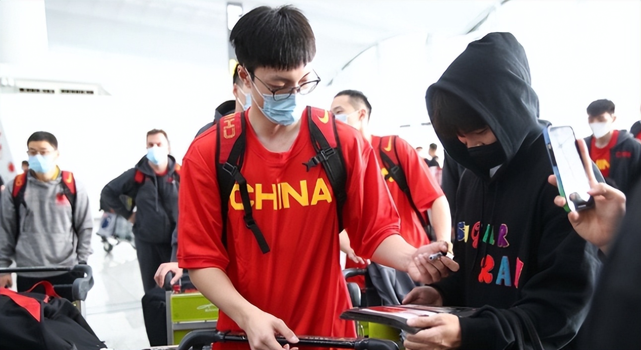 胡明轩赢球前后对比,中国男篮胜伊朗队胡明轩上场时间