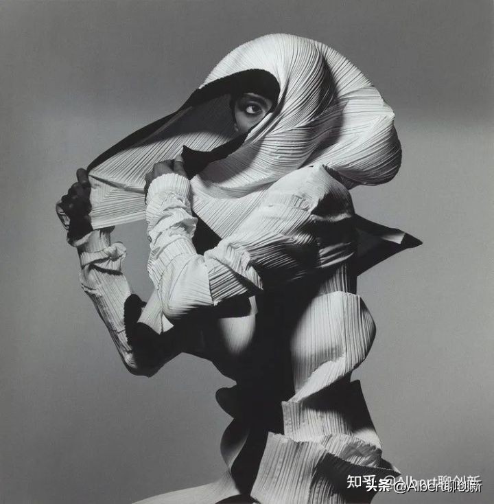 布料魔术师三宅一生的传奇与创新