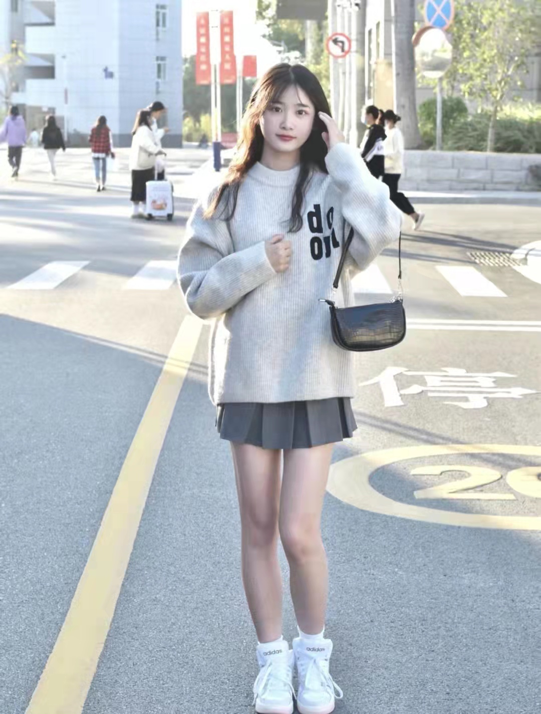 黑色卫衣和灰色百褶短裙搭配图片,灰色百褶裙搭配什么上衣好看