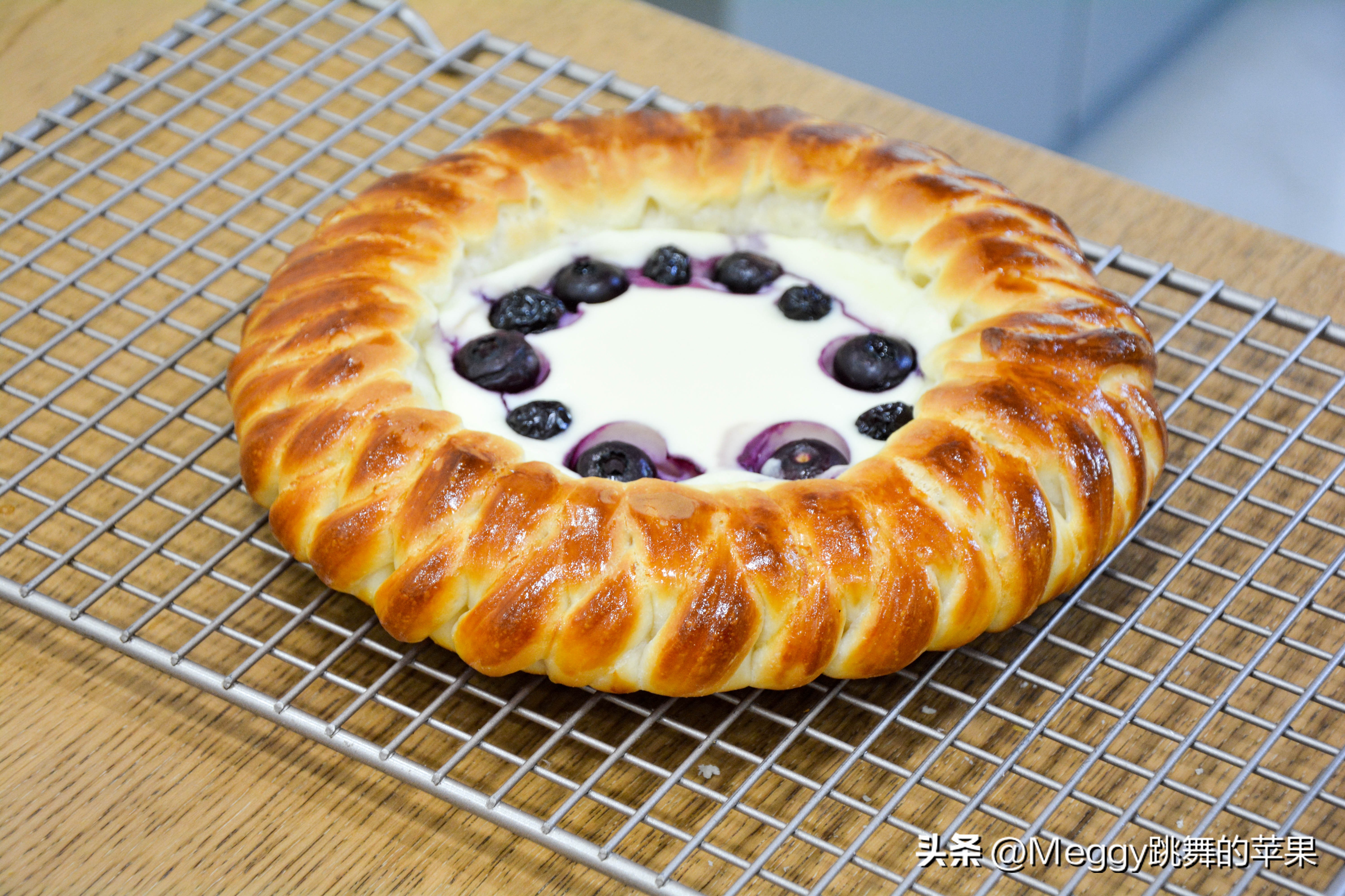 这个奶酪花环面包棒极了,颜值与美味并存,新年送礼可以有