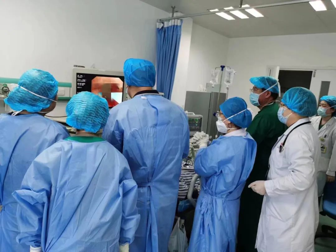 大医一院在我市率先完成覆膜*弹子**头支架置入治疗支气管胸膜瘘