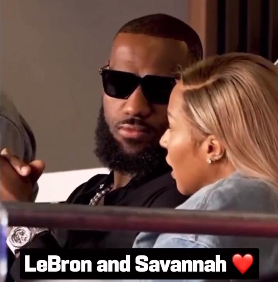 霸气!詹皇超级碗看球被费城球迷抱以嘘声,为自己佩戴王冠回应