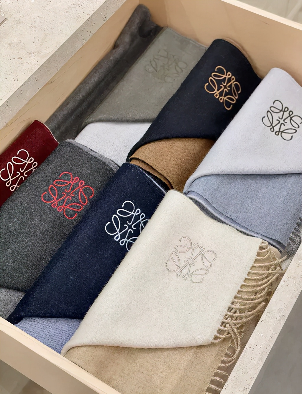 冬天搭配棉衣围巾系法,冬天比较惊艳的穿搭围巾