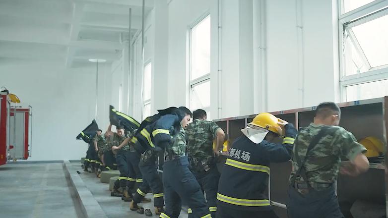 飞机挡风破裂数百人被困万米高空,玻璃破裂飞机迫降视频