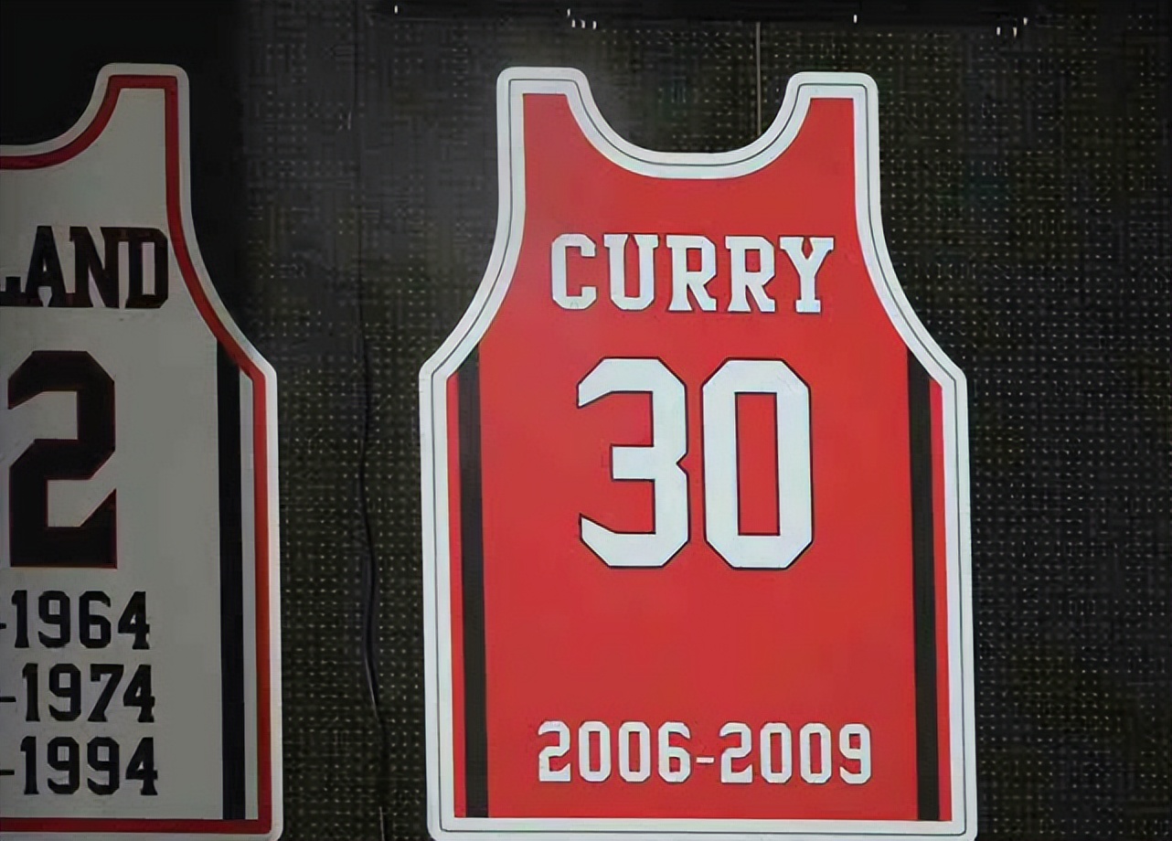 恭喜库里格林威金斯,库里发文祝贺詹姆斯20年夺冠