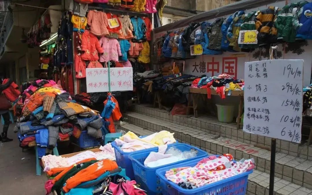 路边摊的衣服一件多少钱,路边摊10元衣服从哪里来