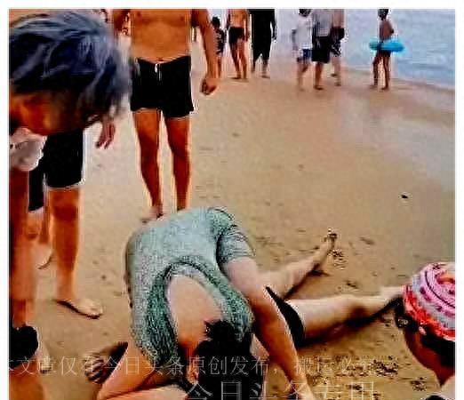 愤怒山东美女医生因为海边救人，隐私部位暴露被骂不要脸