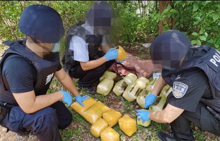 毒流中土,毒雾涌入城市的视频