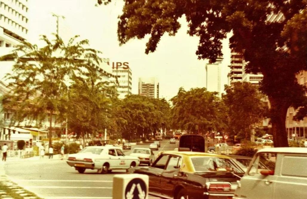 78年，*小平邓**访问新加坡，李光耀问他：如果你出生在新加坡会怎样