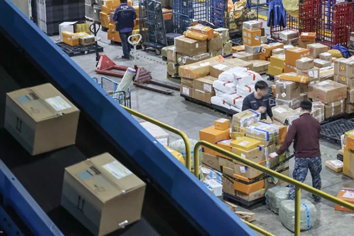 韩国经历第一次“双11爆仓”/李宁拟全资控股英国知名鞋履品牌