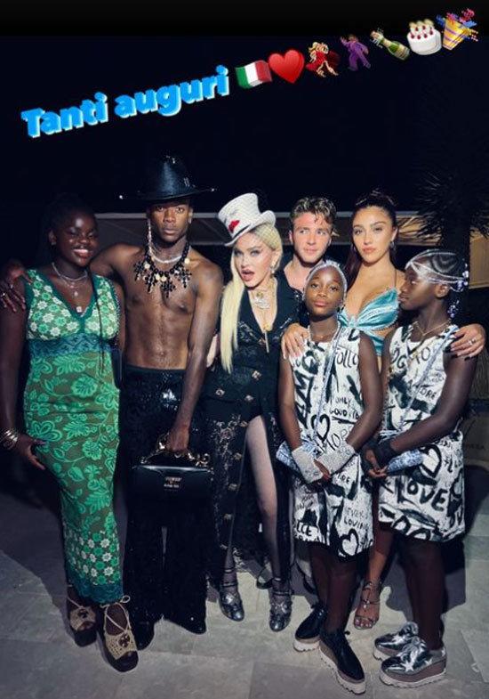 麦当娜戴粉色墨镜亮相,麦当娜穿粉色裙