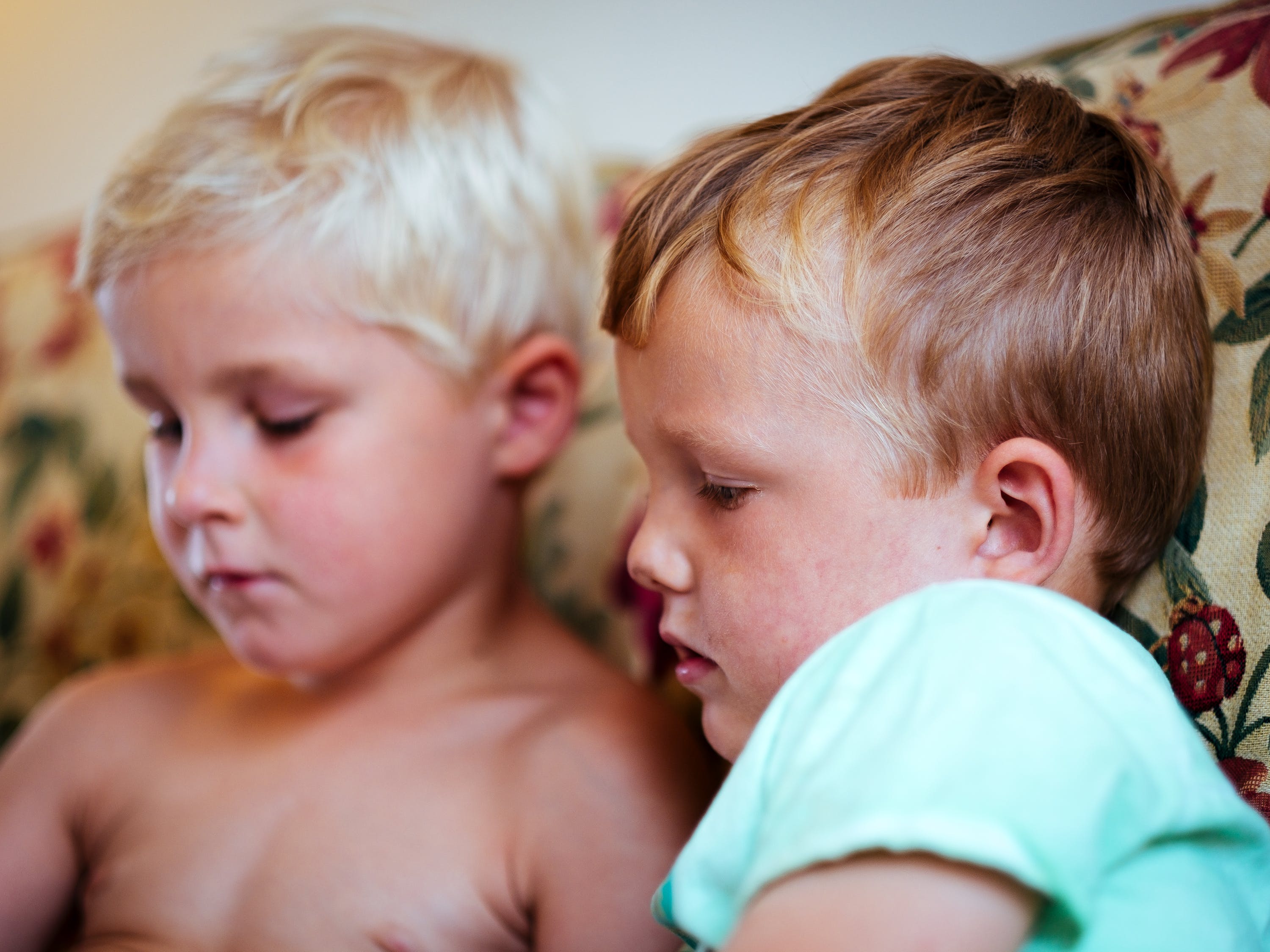 孩子攻击性强，一不高兴就打人，家长这么做比批评更有效