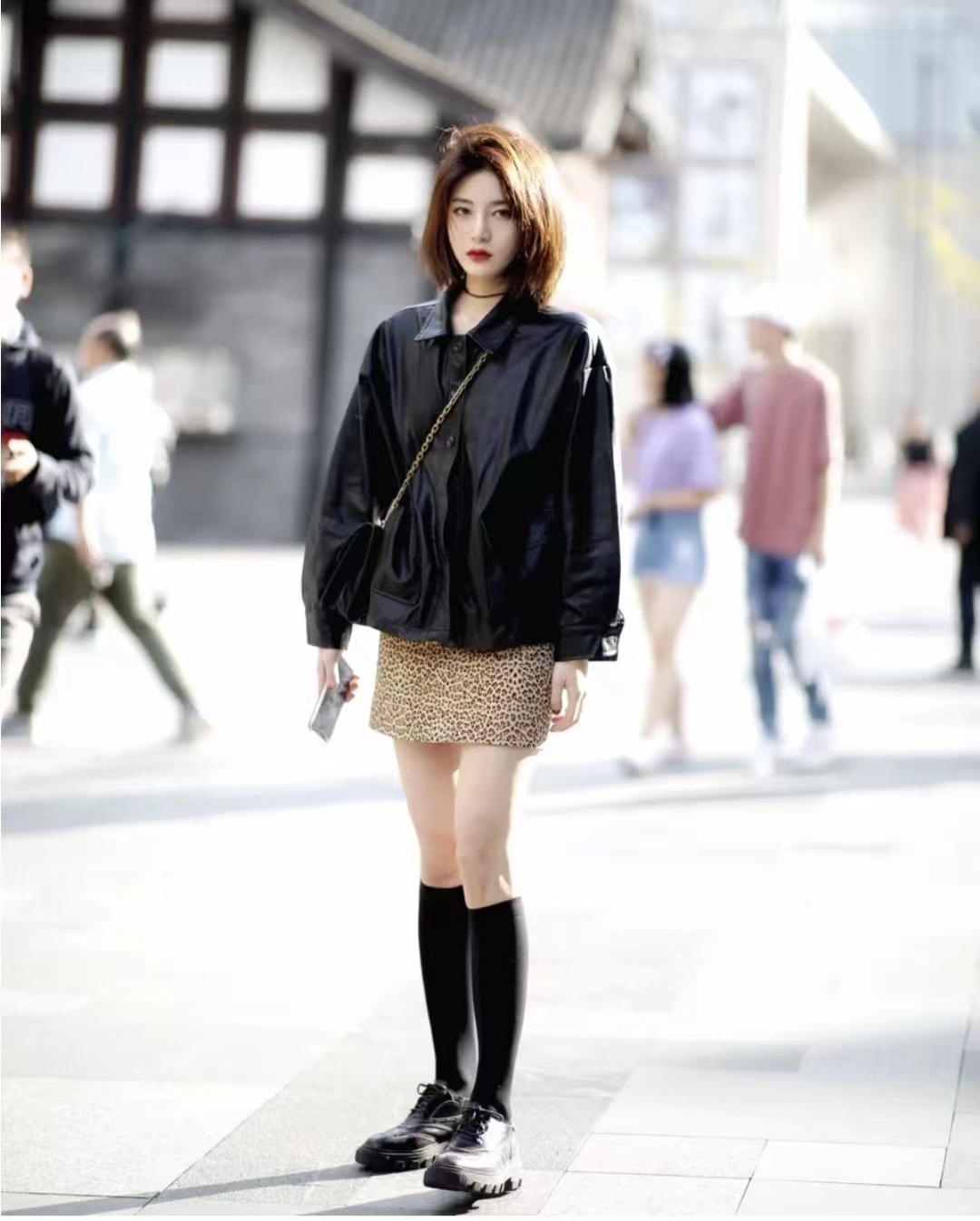 黑色机车皮衣搭配女秋冬,男士皮衣怎么搭配才显高级