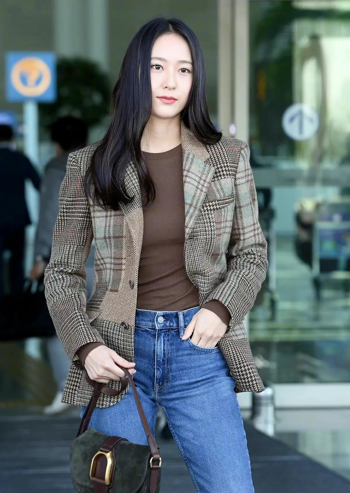 郑秀晶衬衫牛仔裤搭配,郑秀晶穿搭小白鞋条纹t恤