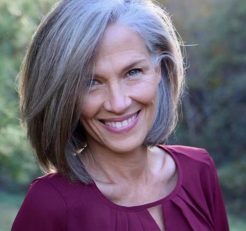 50岁中年妇女大圆脸适合什么发型,50岁妈妈发型17款中长发怎么扎