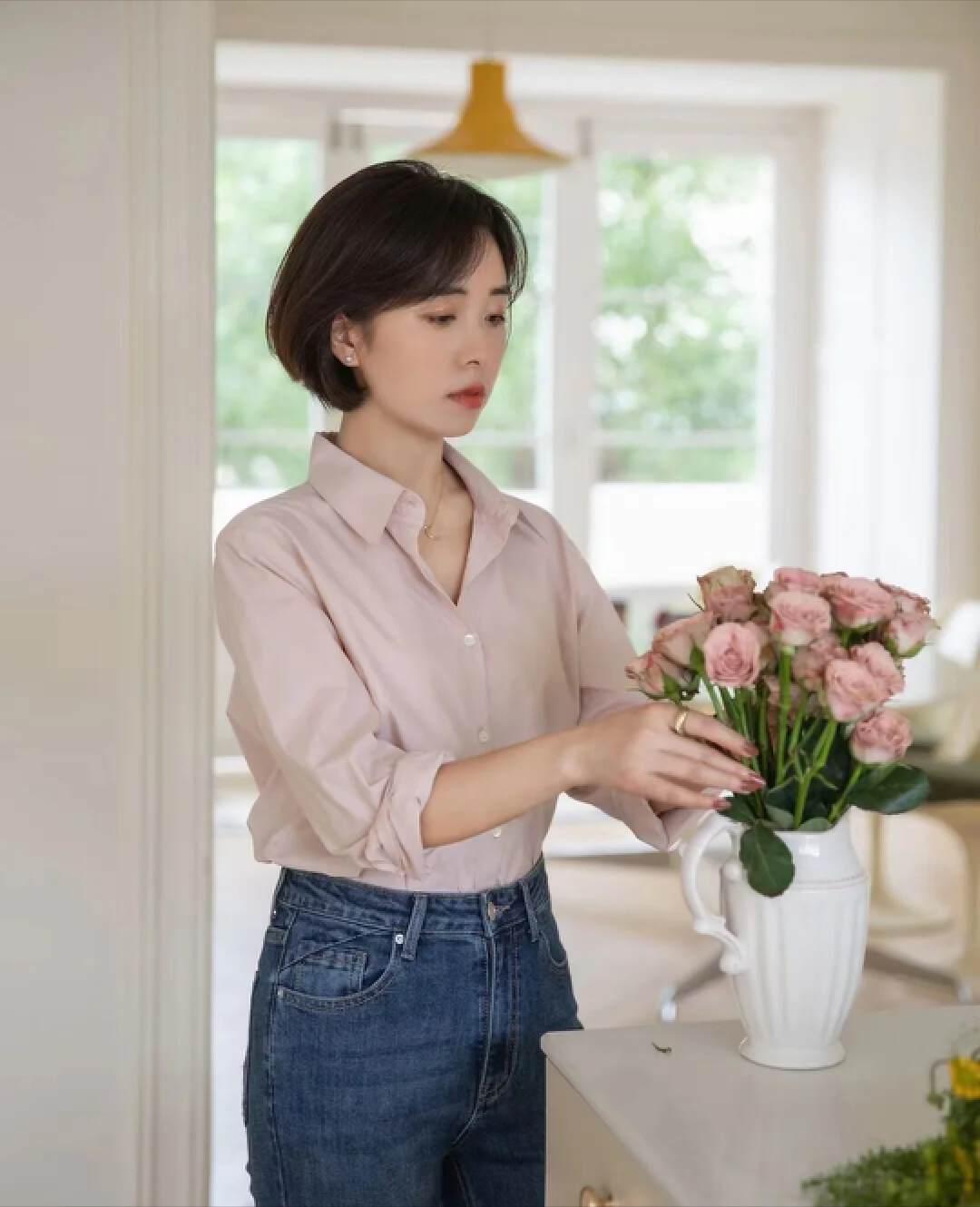 女人过了四十岁别总穿一身黑,女人过了40岁就别穿的太老气了