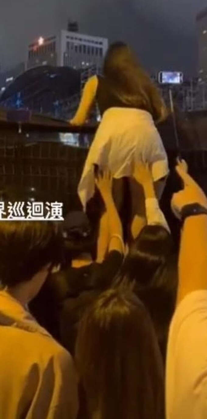 周杰伦演唱会明星偷偷来看,周杰伦演唱会海边停满游艇偷听