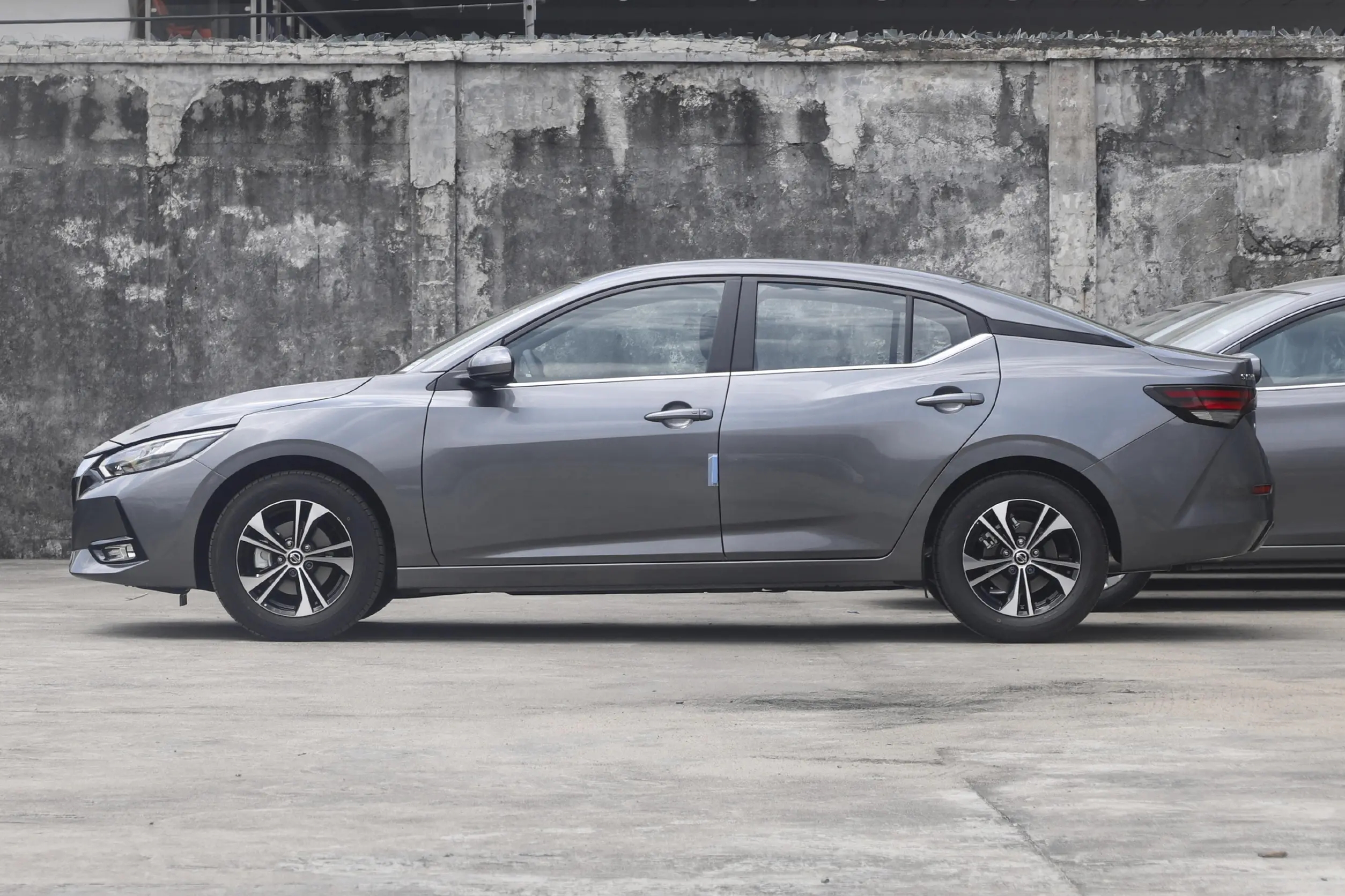 秦plusdm-i和老牌家轿轩逸,比亚迪秦plusdm-i跟卡罗拉哪个好