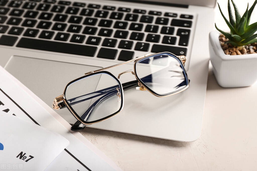 眼镜镜片有点划痕,眼镜镜片有刮痕