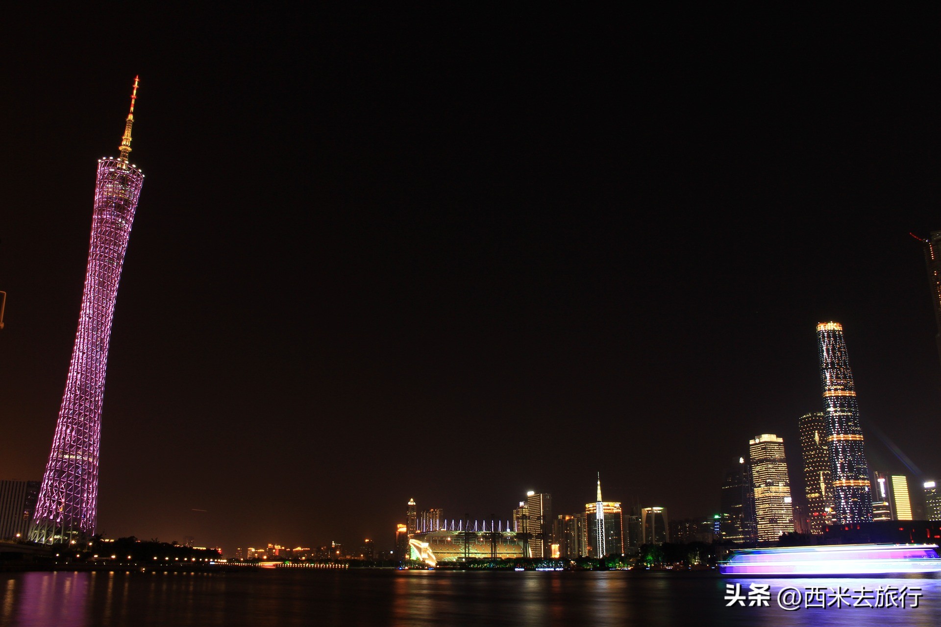 广州地标广州塔高耸入云壮观无比,广州塔巨型高达