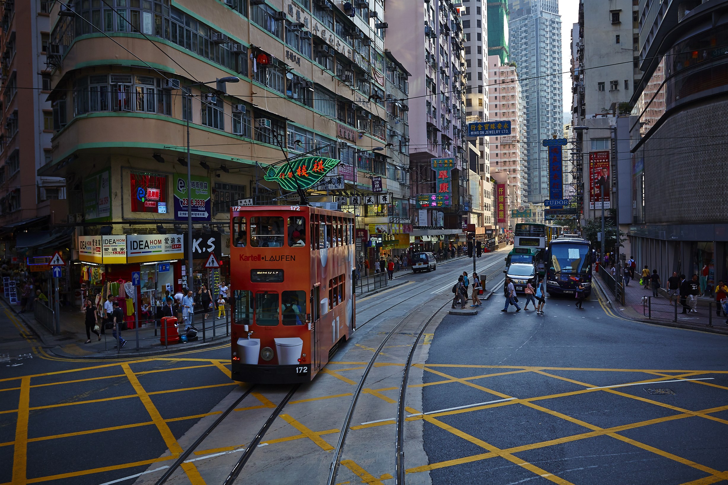 百亿代购产业消失，香港百货巨头营收暴降52%，被内地游客抛弃？