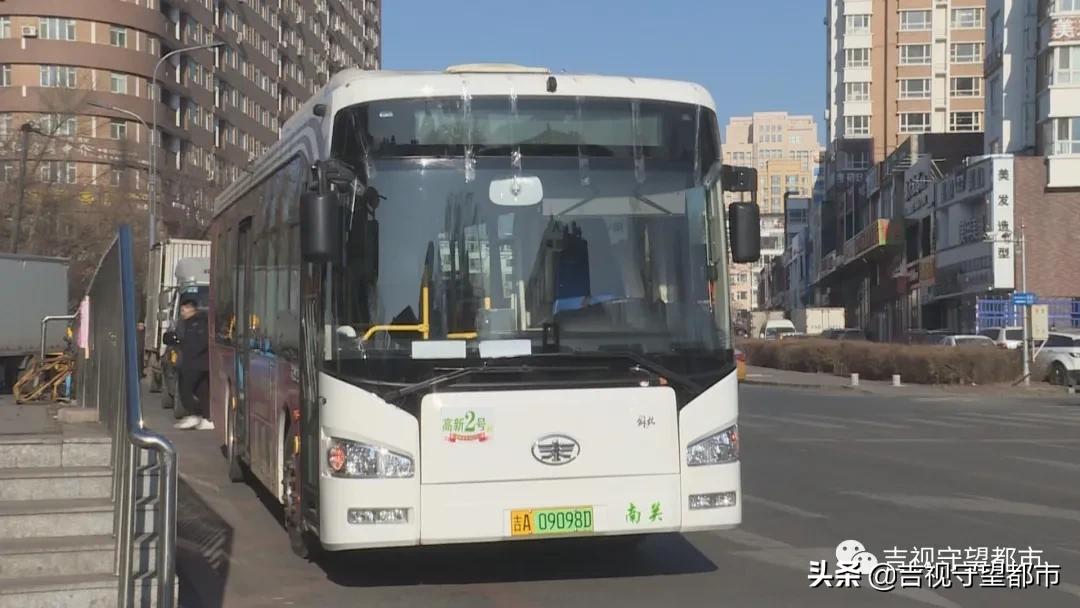 老人扶人摔倒获赔,老人赶公交意外摔倒如何赔偿