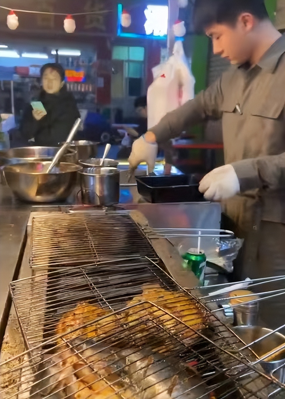 00后高校毕业，辞职卖烤鱼做摆摊短视频，年入30万