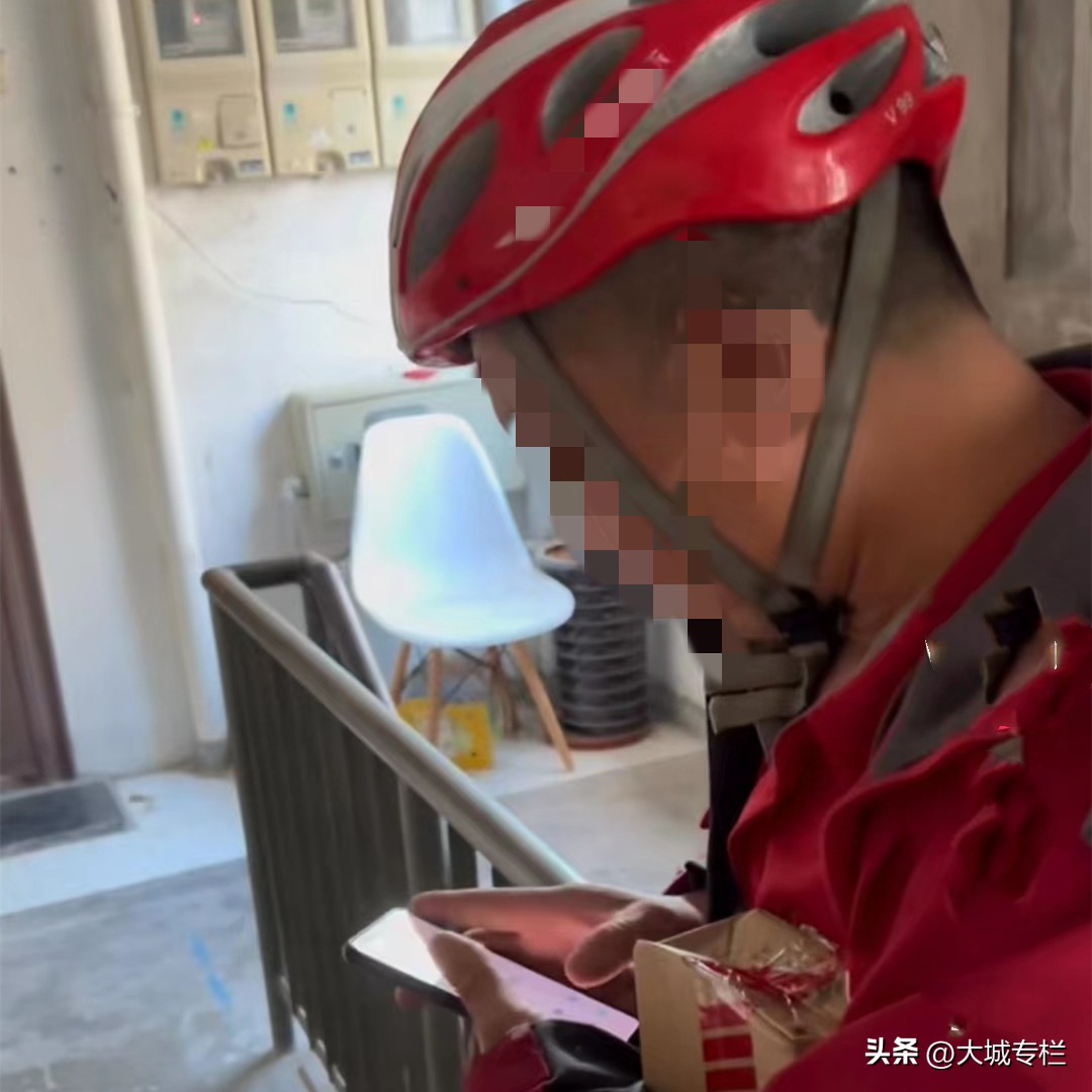 上海一快递员不给快递，把老大哥气成老大嫂，连说话都结巴起来了