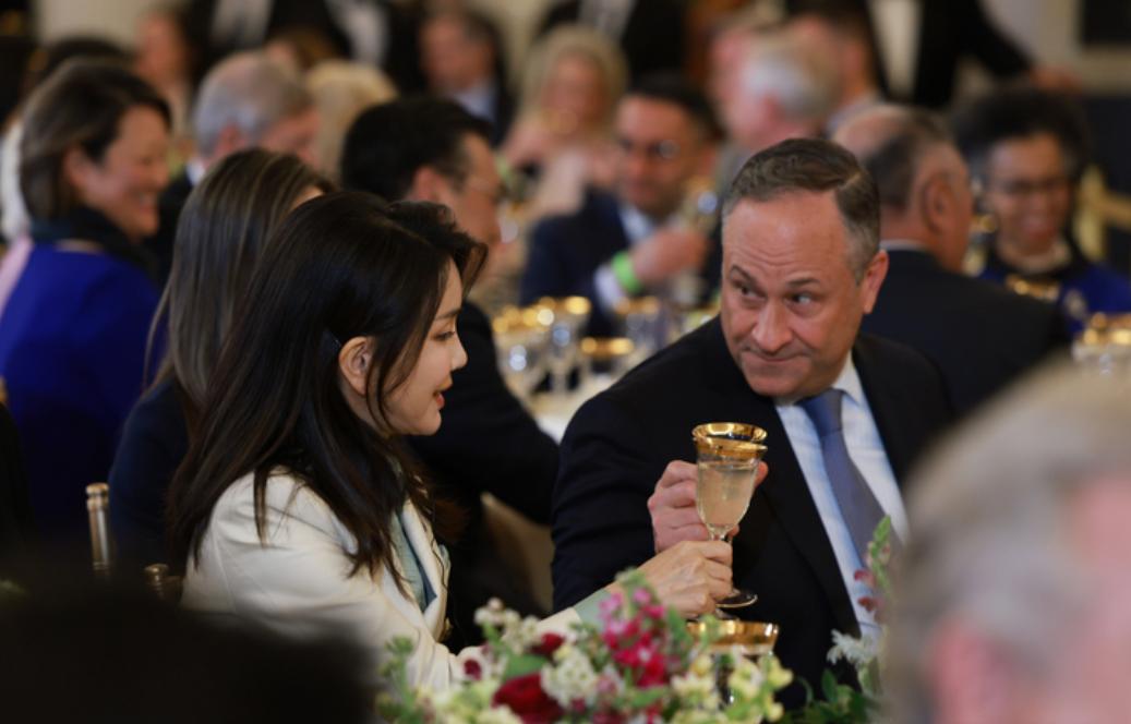 韩国第一夫人穿搭时尚,韩国第一夫人的穿衣打扮