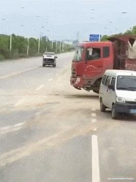 “姑娘，你知道衣服上的字是什么意思吗？”哈哈哈自信的姑娘最美