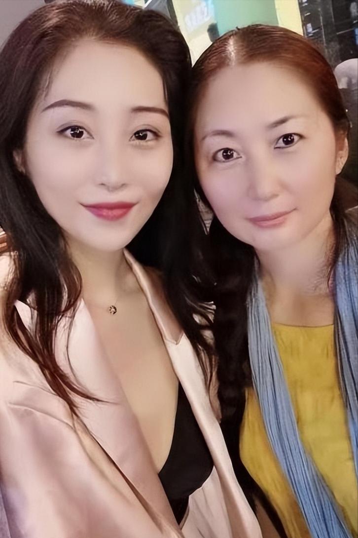 山东女孩李雪珂，24岁年入千万，未婚生混血三胞胎，称不需要男人